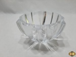 Bowl, fruteira em grosso cristal Rogaska Sloveni moldado. Medindo 17cm de diâmetro x 10,5cm de altura.