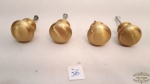 4 puxadores  forma de bola  em metal dourado .Medidas: 3cm de altura.