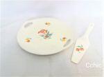 Prato Bolo acompanha  Espatula P em porcelana Decorada Flores.Medida: 28 cm de diâmetro