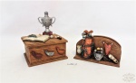 Lote de 2 peças decorado com figuras de golf em resina italiana. , porta guardanapo, e caixa .Medida porta guardanapo 12cm x 5,5 cv x 9 cm altura, caixa  10cm x 9 cm de comprimento e 5 cm de altura.