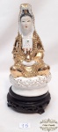 Escultura Enfeite Deusa Japonesa em Porcelana e sob peanha de Madeira. Medida: 6 altura x 2,5 diametro , peanha 3,5 diametro x 1,5 altura