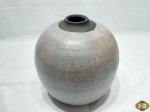 Vaso bojudo em cerâmica artesanal assinado BG. Medindo 25cm de altura.