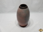 Vaso em cerâmica artesanal assinado BG. Medindo 31cm de altura.