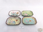 4 Petisqueiras retangulares decoradas com flores em cloisonné. Medida: 8x6cm de comprimento. Algumas com marcas de uso