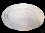 Travessa decorativa em porcelana branca com figuras de Peru Medidas 45cm comprimento 36cm largura bicados. bicados marcado na base