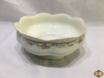 Bowl em porcelana inglesa floral com borda em relevo. Medindo 22,5cm de diâmetro x 10,5cm de altura.