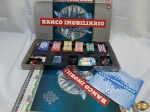 Jogo de tabuleiro Banco imobiliário da estrela, original. Contém 13 casas, 12 hotéis, 6 peões, 30 cartas de revés, 28 cartas de propriedade, 380 notas, faltando somente 2 dados e 19 casas.