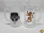 Lote de 2 canecas para colecionador, sendo uma do Game of Thrones e uma do Chopp Tá no ponto. Medindo a caneca do chopp 15,5cm de altura.