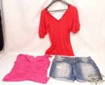 Lote 3 peças S femininas sendo 2 Camisas  e 1 Bermuda Jeans. Composição Viscose e Jeans . Medidas: blusa vermelha P , blusa rosa M,  Bermuda sem tamanho.Composiçao bluza rosa : 95% vistose e 2 spandex