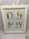 Quadro com gravura de tulipas amarelas. Medindo a moldura 59cm x 50cm e a gravura 49cm x 39cm.