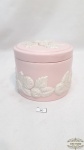 Caixa porta Joia em porcelana  cor rosa decoradas com flores  relevo decada de 50. Medida  10 cm de altura, 12,5 cm diametro