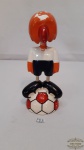 PICO, O MASCOTE ESQUECIDO DA COPA DE 70.  em porcelana.Pico era uma águia  ave símbolo do México  que nascia de dentro de uma bola e vestia um uniforme da seleção mexicana, mas que poderia estar vestido com algum traje típico dos países participantes. . Medida 22 cm altura