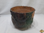 Cachepot em cerâmica vitrificada, trabalhado com relevos. Medindo 24cm de diâmetro x 19cm de altura. Com um bicado na borda.