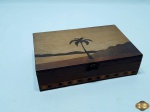 Caixa retangular em madeira marchetada com imagem de palmeira. Medindo 20cm x 13cm x 5cm de altura.