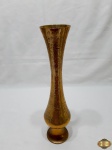 Vaso floreira em latão dourado cinzelado. Medindo 36cm de altura.