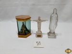 Lote de 3 itens sacros, sendo Cristo Redentor, Nossa senhora em redoma e Nossa Senhora em vidro. Medindo a imagem em vidro 16cm de altura.