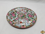 Prato decorativo em porcelana com pintura oriental. Medindo 20,5cm de diâmetro.