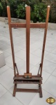 Cavalete para pintura em madeira Avignon Trident modelo 12221, Medindo 130cm de altura. Falta o suporte para deixá-lo em pé.