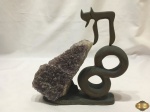 Enfeite de drusa de ametista com simbolo do infinito e letra hebraica significando vida em bronze. Medindo 23cm de altura.