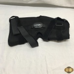 Brace Rígido para Joelho Playmaker - DonJoy. O Brace Rígido para Joelho Playmaker - DonJoy, é um brace intermediário, feito em neoprene com hastes rígidas de alumínio lateral e medial. Ideal para instabilidades leves a moderadas, decorrentes de lesões LCA - LCP - LCM - LCL e lesões combinadas.Recomendado para esportes em geral (com ou sem contato corporal), bem como para seu uso no dia-a-dia.Versão com suporte patelar, abertura no poplíteo e quatro tiras de velcro, que proporciona melhor ajuste e conforto. As tiras de velcro podem ser colocadas e retiradas, conforme o tipo de lesão.Possui controle de flexão e extensão através de "Stops" - Limitadores colocados nas engrenagens. tamanho medic LLC