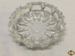 Cinzeiro em bloco de cristal ricamente lapidado. Medindo 15cm de diâmetro x 4cm de altura. Com leves bicados.