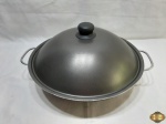 Panela de Wok com 2 alças e tampa revestida de teflon. Medindo 32,5cm de diâmetro x 8,5cm de altura.