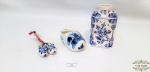 3 peças decorativas em porcelana azul e branca holandesa Delft, sendo 1 cinzeiro em forma de  tamanco, 1 vaso, e 1 miniatura de tamanco. Medida do vaso 12 cm de altura, e o tamanco maior  10 cm