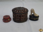 Lote de 3 caixas decorativas, materiais e modelos diversos. Medindo o maior 10,5cm x 9,5cm x 8,5cm de altura.