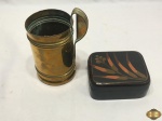 Lote composto de caixa em madeira pintada e caneca em latão. Medindo a caneca 15,5cm de altura.