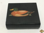 Caixa retangular em madeira pintada com desenho de pato na tampa. Medindo 16cm x 14,5cm x 4,5cm de altura.