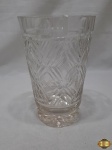 Vaso floreira em cristal ricamente lapidado. Medindo 19,5cm de altura. Com um bicado na borda.