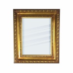 Belíssimo e antigo espelho com moldura em madeira patinada de Dourado, rematado com perolados e arabescos. Exemplar em perfeito estado. Dimensões: 32 cm x 37 cm x 35 cm.