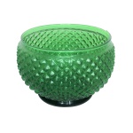 Bowl em vidro na cor verde esmeralda dito bico de jaca. Exemplar antigo e em excelente estado. Dimensões: 9,5 cm x 13,5 cm.