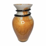 Belo e robusto vaso em pasta de vidro nas cores bege e laranja, decorado com detalhe em alto relevo na parte superior. Exemplar em em perfeito estado. Dimensões: 28 cm x 16 cm.