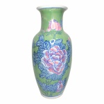 Belo vaso em porcelana esmaltada decorado com flores pintados à mão sobre fundo verde. Exemplar em excelente estado. Dimensões: 26,5 cm x 12 cm.
