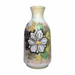Antigo vaso em faiança decorado com arranjo floral pintadas à mão . Exemplar em excelente estado. Dimensões: 27,5 cm x 13 cm.