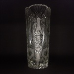 Antiga Floreira de mesa em Demi cristal, translúcido e ricamente lapidado. Possivelmente proveniente da Tchecoslováquia. Presença de trincado e bicados. Dimensões: 30 cm x 13,5 cm.