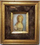 Antiga Pintura "Retrato de Dama" sobre celulose, miniatura; assinado na lateral direita. Medida  9 x 7. Moldura em madeira dourada e veludo. Med. 18 x 16.5 cm.