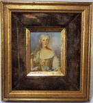 Antiga Pintura "Retrato de Dama" sobre celulose, miniatura; assinado na lateral direita.Medida  9 x 7. Moldura em madeira dourada e veludo. Med. 18 x 16.5 cm.