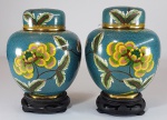 Par de vasos chineses, ditos "ginger jar" em cloisoné, fundo azul decorado com flores. Detalhes em metal dourado. Primeira metade do séc. XX. Med. 20 x 13  e 17 x 13 cm.