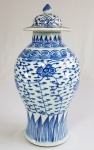 CHINA, Séc. XIX - Antigo vaso "Ginger" em porcelana azul e branco. Sem marcas. Med. 28 x 13 cm.