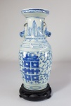 Antigo vaso em porcelana chinesa azul e branca, sem marcas, decoração dita "Double Happiness". Alças no formato de animal. Séc.XIX. Acompanha peanha em madeira. Med.
