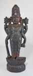 ARTE INDIANA - Antiga escultura em bloco único de pesada madeira repres. VISHNU. Séc.XIX/XX. Med. 30 x 11 cm.