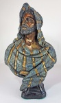 Antigo busto de Beduíno em estuque e policromia, detalhes dourados. Muito expressivo. Monogramado no verso T.V. med. 40 x 25 x 12 cm