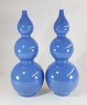 Par de vasos em porcelana chinesa na cor dita BLUE SKY no formato triple gourd. Sem marcas na base. Altura 37 cm.