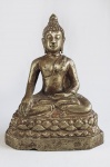 Antiga escultura de Buda em posição de meditação, sentado sobre base de flor de Lótus, feito em bronze prateado. Séc. XIX. Processo de cera perdida. Oxidações e pátinas originais. Med. 18 x 14 cm.