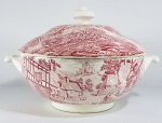 WEDGWOOD - Sopeira em porcelana inglesa decorada com cenas típicas com paisagens e personagens na cor rosa. Med. 32 x 21 x 21 cm. Possui fio de cabelo quase imperceptível.