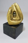 Pequena escultura em bronze e granito negro. Assinada. Med. 13 x 07 x 07 cm.