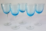 BAYERN (BAVÁRIA) - Conjunto com 5 elegantes taças para vinho branco ou água em vidro artístico feito a mão, bojo azul anil com caneluras espiralados e haste incolor. Antigas etiquetas presentes. Altura: 20 x 09 cm.