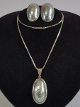 Conjunto em prata com grandes pérolas Mabe na cor cinza, composto por brincos e colar com pingente. medida colar: 60 cm, pingente 5 cm e brincos 3.5 cm.